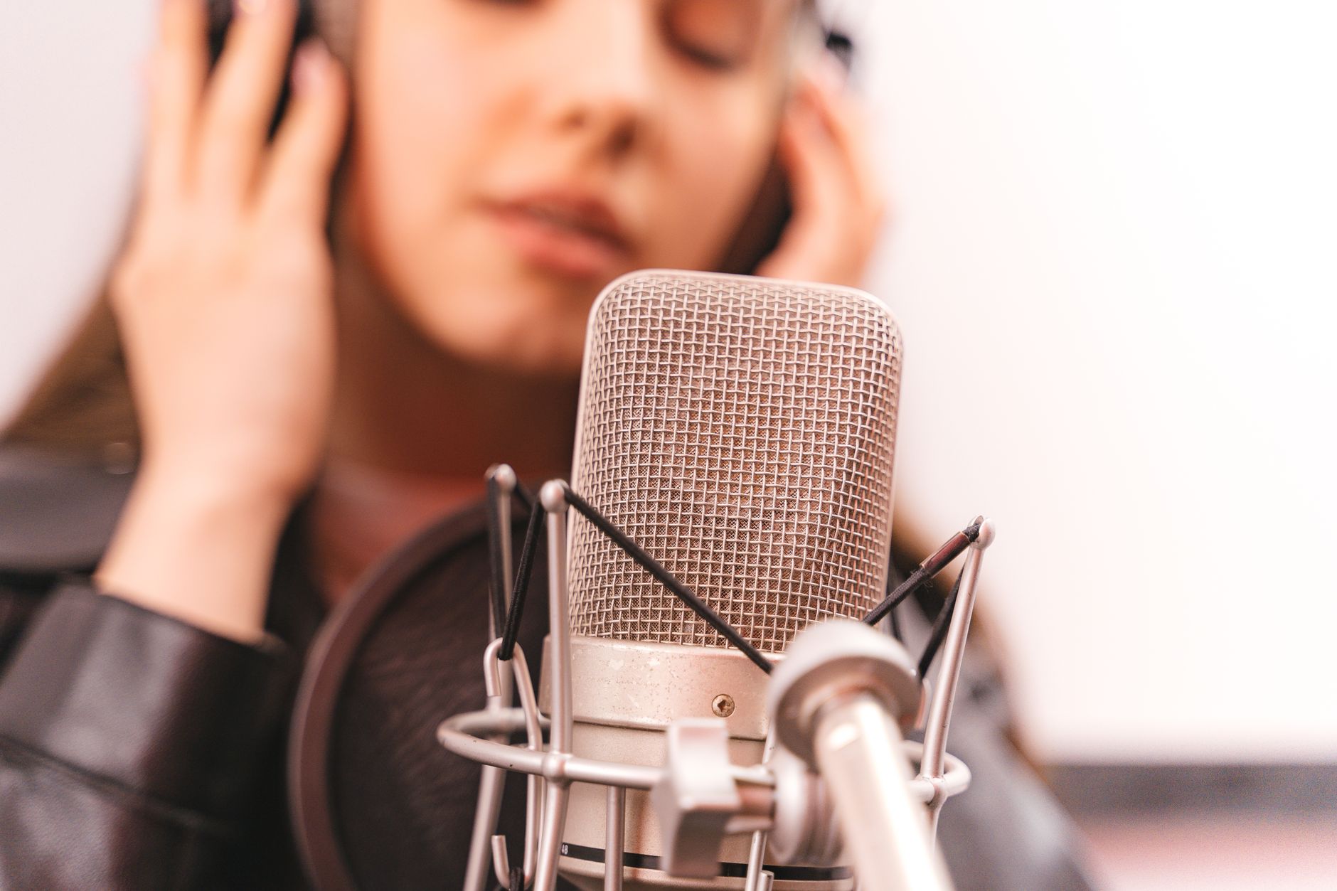 Capa: Disfunção temporomandibular em cantores: Impacto Vocal — foto: AI25.Studio  AI GENERATIVE/Pexels
